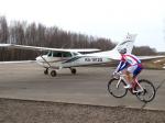Тренер коломяжского велоклуба состязался в скорости с самолетом
